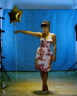 Lily Allen feet photo thumbnail