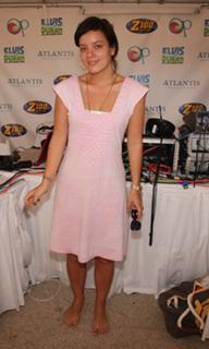 Lily Allen feet photo thumbnail