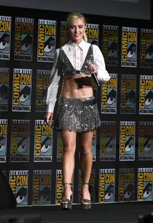 Kathryn Newton feet photo thumbnail