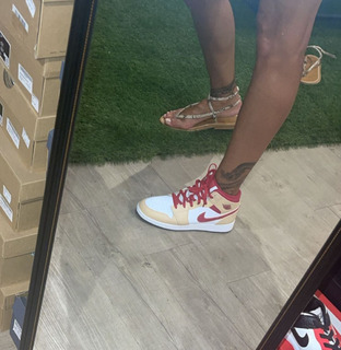 Melissa Satta feet photo thumbnail