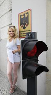 Pamela Anderson feet photo thumbnail