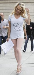 Pamela Anderson feet photo thumbnail