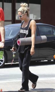 Ashley Tisdale feet photo thumbnail
