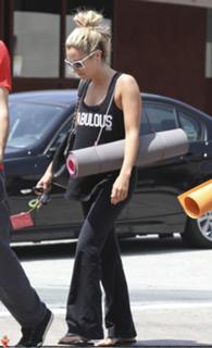 Ashley Tisdale feet photo thumbnail