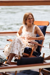 Jennifer Lopez feet photo thumbnail