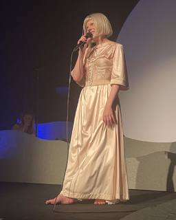 Aurora Aksnes feet photo thumbnail