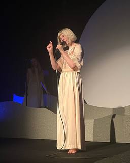 Aurora Aksnes feet photo thumbnail