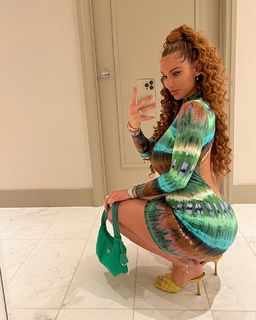 Lauren R. Wood feet photo thumbnail