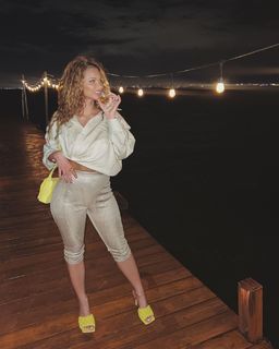 Lauren R. Wood feet photo thumbnail
