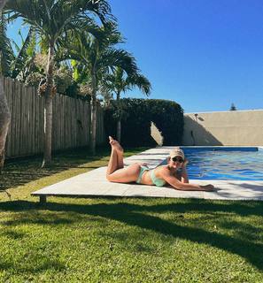 Larissa Manoela feet photo thumbnail