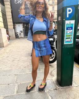 Rita Ora feet photo thumbnail