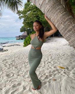 Halle Bailey feet photo thumbnail