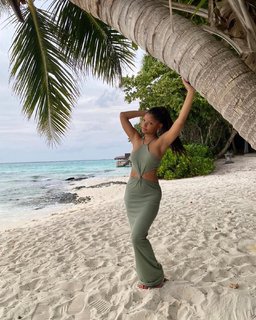 Halle Bailey feet photo thumbnail
