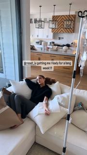Olivia Culpo feet photo thumbnail