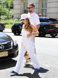 Jennifer Lawrence feet photo thumbnail