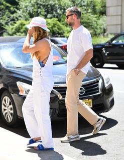 Jennifer Lawrence feet photo thumbnail