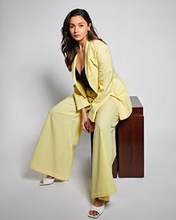 Alia Bhatt feet photo thumbnail