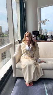 Reese Witherspoon feet photo thumbnail