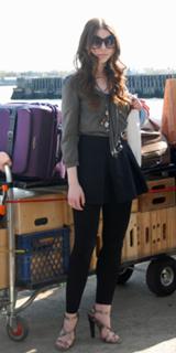 Michelle Trachtenberg feet photo thumbnail