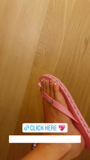 Chiara Ferragni feet photo thumbnail