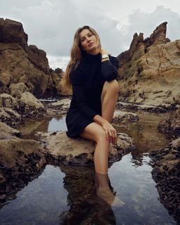 Gisele Bündchen feet photo thumbnail