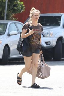 Alicia Silverstone feet photo thumbnail