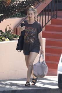 Alicia Silverstone feet photo thumbnail