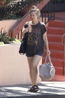 Alicia Silverstone feet photo thumbnail
