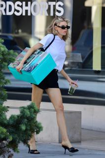 Charlotte McKinney feet photo thumbnail