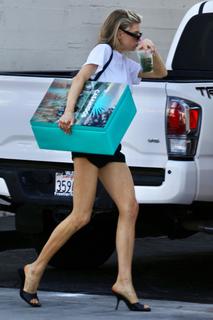 Charlotte McKinney feet photo thumbnail