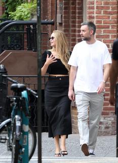 Jennifer Lawrence feet photo thumbnail