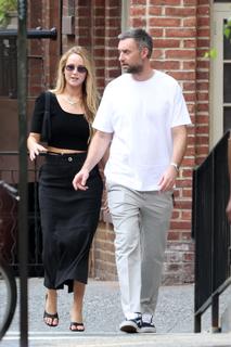 Jennifer Lawrence feet photo thumbnail