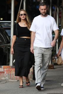 Jennifer Lawrence feet photo thumbnail