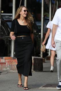 Jennifer Lawrence feet photo thumbnail