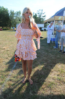 Christie Brinkley feet photo thumbnail