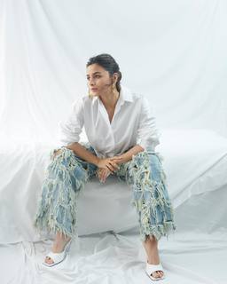 Alia Bhatt feet photo thumbnail
