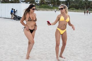 Claudia Romani feet photo thumbnail