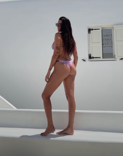 Valentina Vignali feet photo thumbnail