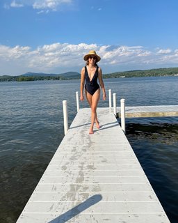 Elizabeth Banks feet photo thumbnail