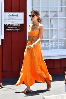 Alessandra Ambrosio feet photo thumbnail
