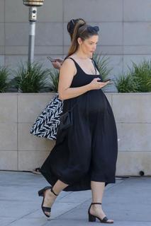 Ashley Greene feet photo thumbnail