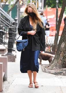 Jennifer Lawrence feet photo thumbnail