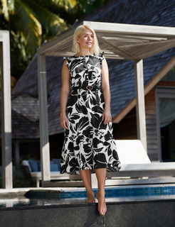 Holly Willoughby feet photo thumbnail