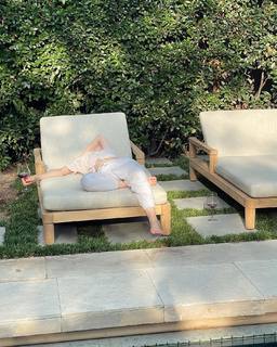 Alexandra Daddario feet photo thumbnail