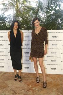 Milla Jovovich feet photo thumbnail