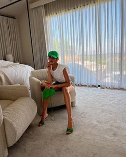 Olivia Culpo feet photo thumbnail