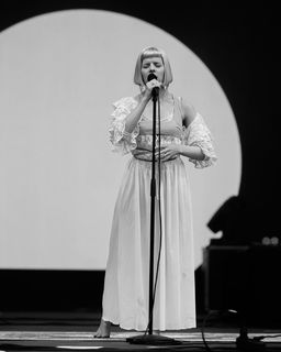 Aurora Aksnes feet photo thumbnail