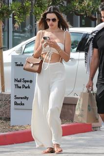 Alessandra Ambrosio feet photo thumbnail