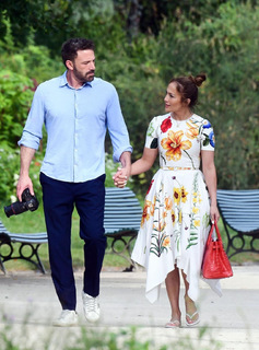 Jennifer Lopez feet photo thumbnail