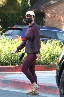 Katy Perry feet photo thumbnail